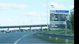 REMARCANDO. Empleados de la autopista. el sábado cambiando el precio..