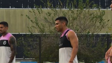 DEFENSA. Enzo Franco durante el último entrenamiento de Real Pilar. DEFENSA. Enzo Franco durante el último entrenamiento de Real Pilar.