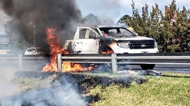 EN LLAMAS. La Ford Ranger ardió sobre la autopista. Foto: pilaradiario. .
