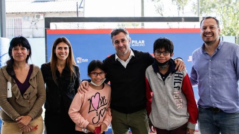 ANTEOJOS. Achával, con los chicos que acaban de recibir sus lentes en Peruzzotti..