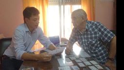 ACUERDO. El ombudsman con el representante del Centro de Jubilados de Villa Rosa..
