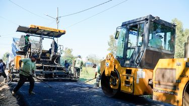 el municipio realiza obras de asfalto en el barrio toro