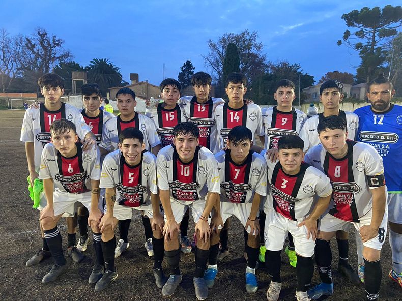 EQUIPO. La Sub 21 de Villa Rosa ganó un partido clave para ser 2º en su grupo.