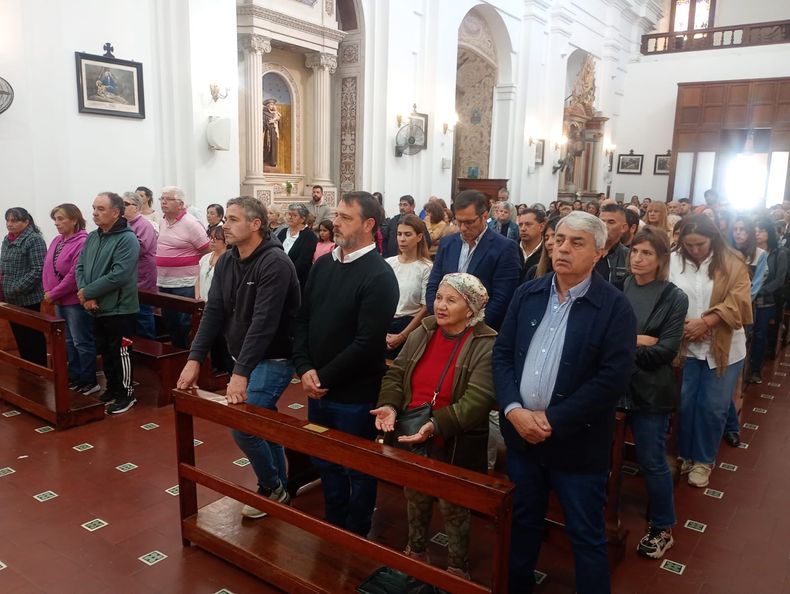 El intendente Federico Achával y su gabinete en la misa en Pilar por el fallecimiento del Papa Francisco.