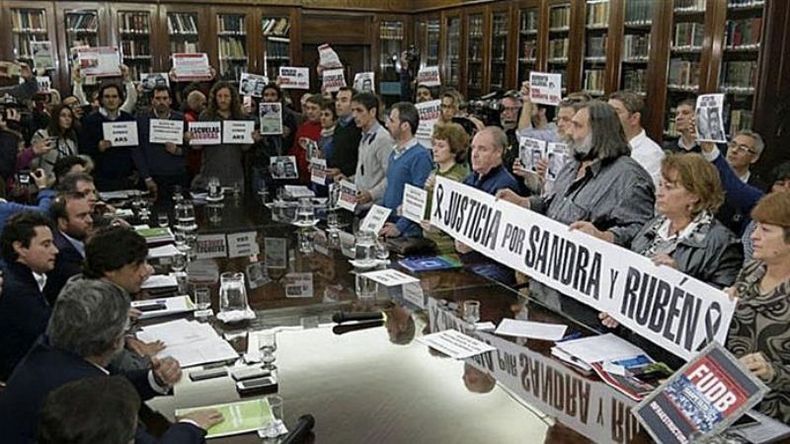 TENSIÓN. Los docentes recordaron a las víctimas de la escuela de Moreno. .