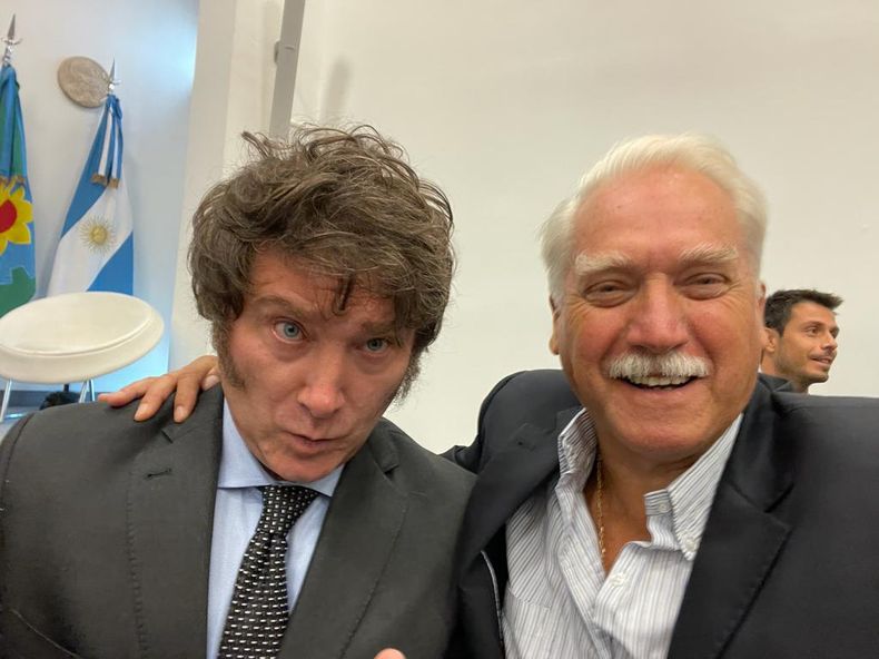 REFERENTE. Javier Milei con Jorge Simmermacher, que busca representarlo en Pilar.