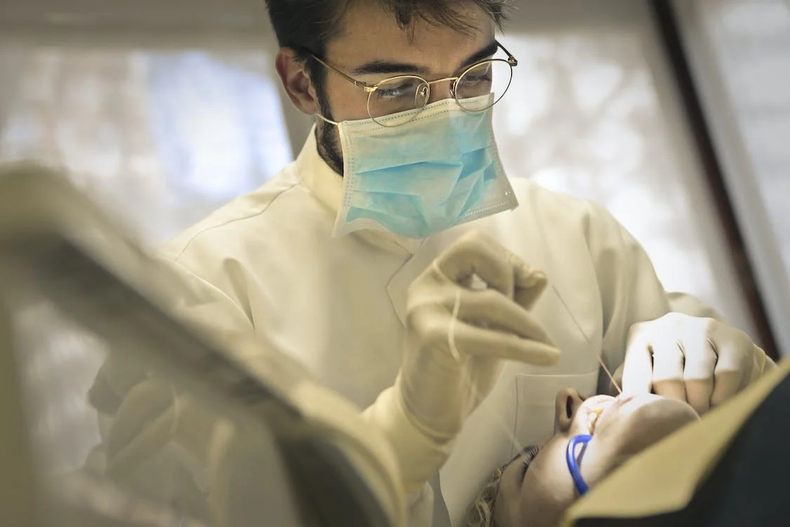 Quería cambiar su rostro pero la cirugía estética salió mal gracias a rellenos baratos