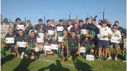 DIPLOMA. Los campeones de Los Verdes festejan el título con el trofeo..