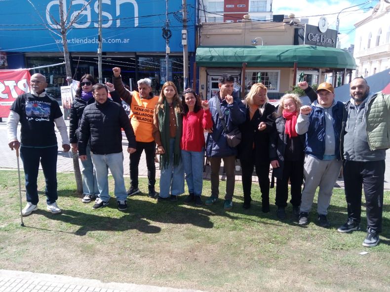 PUÑO EN ALTO. Candidatos y militantes del FIT, en el cierre de campaña.