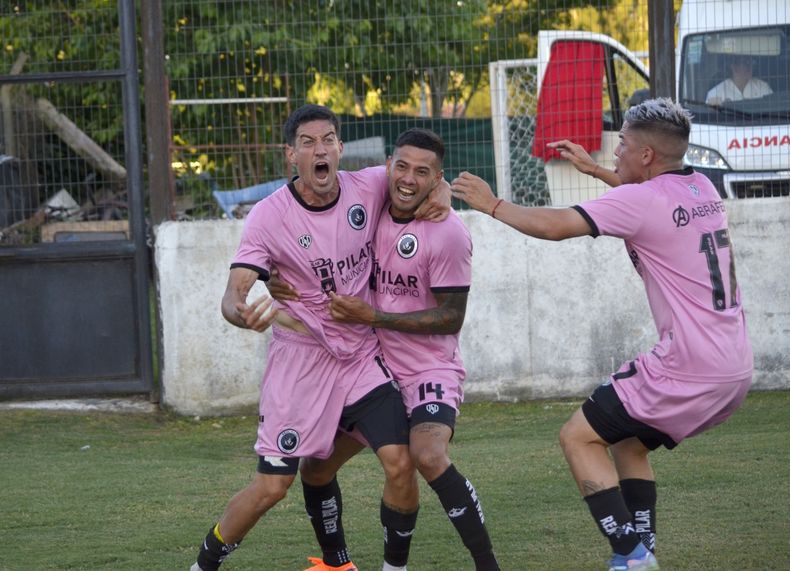 DESAHOGO. Mathías Crocco grita con furia el 2-1 de Real Pilar y lo festeja con Diego Leguiza y Axel Paiva.