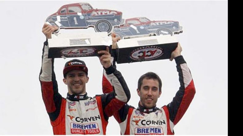 FELICES. Matías Rossi y Esteban Guerrieri festejan en el podio con el trofeo “La Galera de los Emiliozzi”..