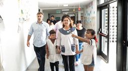 EDUCACIÓN. Achával recorriendo una de las 31 escuelas inauguradas durante su gestión. Dio cuenta del destinos de lo recaudado en Pilar. EDUCACIÓN. Achával recorriendo una de las 31 escuelas inauguradas durante su gestión. Dio cuenta del destinos de lo recaudado en Pilar.