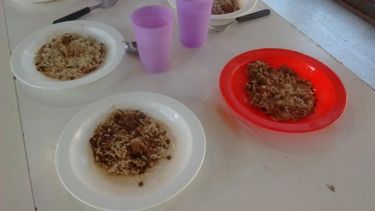 Uno de los menúes que ofrecen los comedores: arroz con carne. .