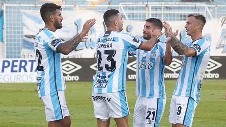 ARTILLERO. Lotti (9) se suma al abrazo de gol..