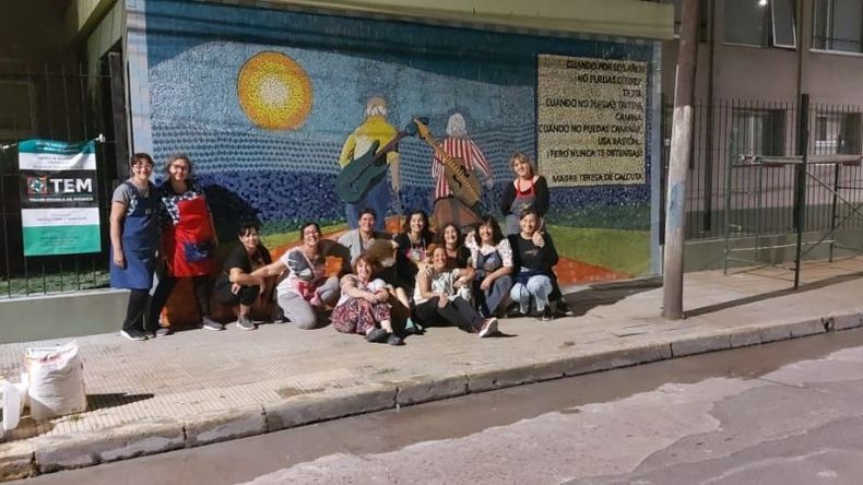 La obra fue realizada en la fachada del hogar de ancianos Silvio Braschi y rinde homenaje a los adultos mayores. .