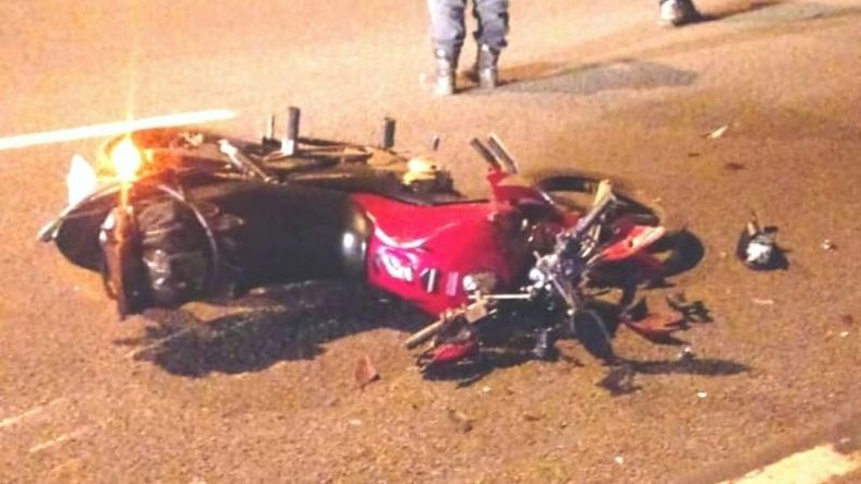 GRAVE. Un motociclista resultó gravemente herido al impactar contra la parte trasera de un auto, el jueves a la noche, en el kilómetro 45,5 de Panamericana sentido a Provincia. Los vehículos involucrados fueron una motocicleta marca Yamaha 250 cc roja que se desplazaba sin patente, que impactó en la parte trasera izquierda de una camioneta Ki Sportage blanca, conducida por una mujer de 44 años..