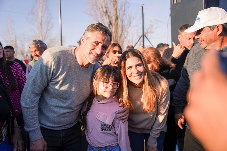 Federico Ach&aacute;val y Soledad Peralta en la plaza de Peruzzotti.