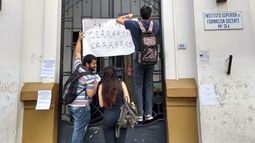 CONFLICTO. Crece la tensión por el cierre de carreras en el ISFD Nº51..
