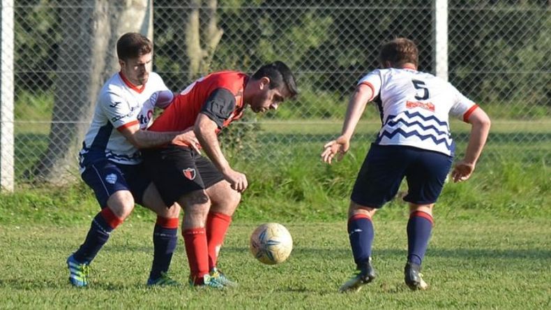 ENCERRADO. López Camelo, y todo Derqui, sufre la marca que planteó de Hacoaj. .