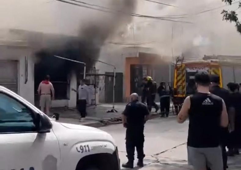 Principio de incendio en Villa Astolfi. Ya trabajan bomberos. &nbsp;