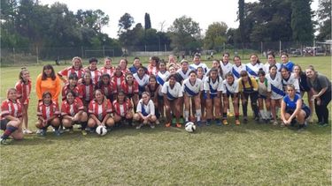 CLÁSICO. Las jugadoras de Argentinos y Unión posan juntas tras los amistosos..