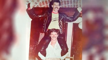 Petracca, con Freddie Mercury subido en andas..
