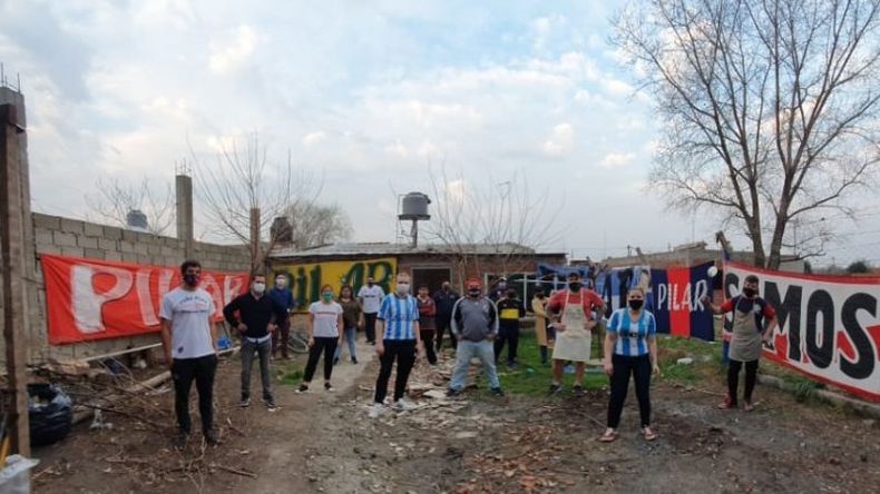 SOLIDARIOS. Los integrantes de las peñas listos en la olla solidaria del barrio Santa Ana..