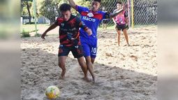 DOMINIO. Matías Rodríguez cuida la pelota..