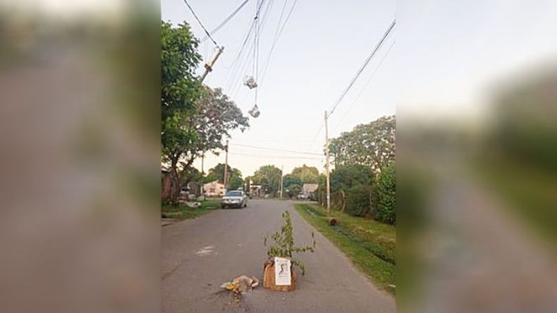 Desde el 17 de septiembre el poste está así. Se realizaron los reclamos a Edenor y a la Municipalidad de Pilar. Y hasta el día de hoy ninguna respuesta. Esperando a que ocurra una desgracia. Ya que a unas cuadras hay un colegio. Se encuentran en la calle Cañonera Tortuga 1240, entre Bergantín República y Fragata Hércules, Villa Verde Pilar. Yesica Gauto..