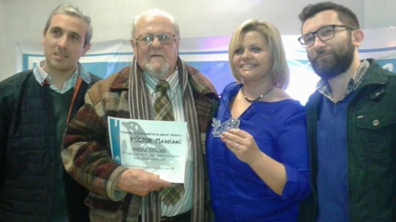 HOMENAJE. El periodista Héctor Maggiani (2º) , uno de los pioneros de la radio en Pilar, recibió un reconocimiento de los vecinos de Del Viso, durante los festejos de los 107 años de la localidad..