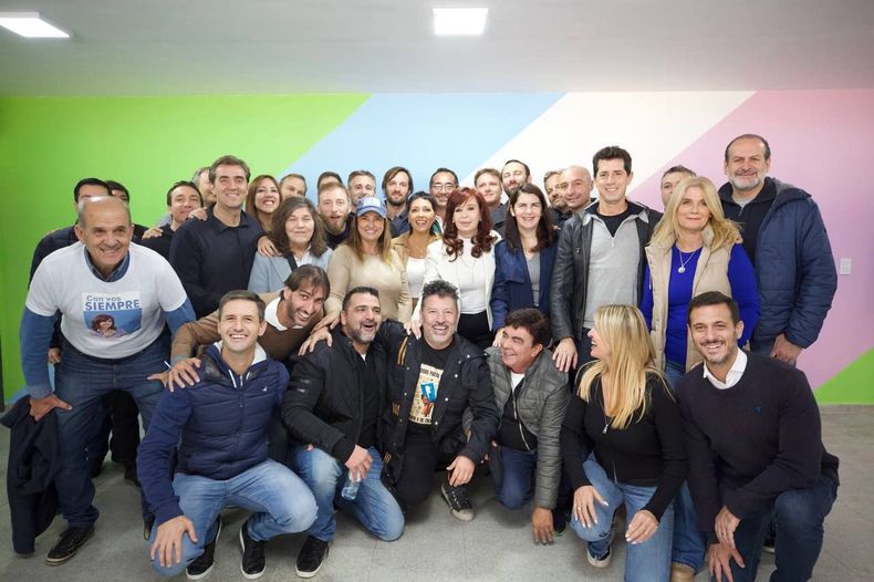 Atrás, Achával junto a un grupo de dirigentes que llegaron a Quilmes para acompañar a Cristina.