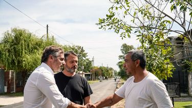 BUENA IMAGEN. Achával recorrió asfaltos en el barrio La Pilarica.