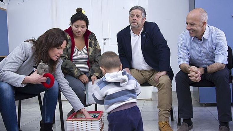 CON BEBÉ. La ministra Stanley y Ducoté, durante su visita a Villa Rosa..