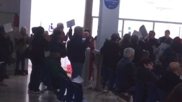 protesta de jubilados en las sedes de pami de pilar: la directora se nego a atenderlos