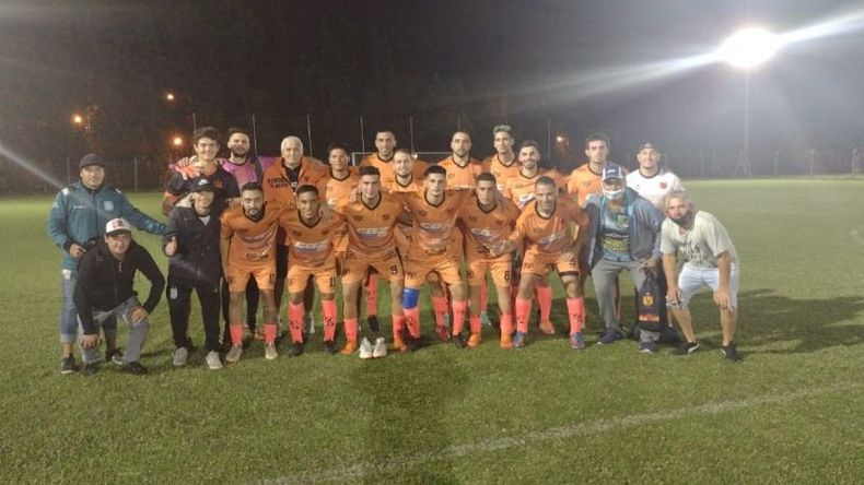 ILUMINADO. El plantel de Zelaya en la previa al duelo con Roma..