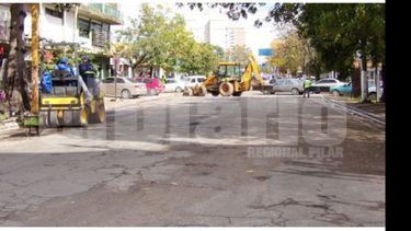 CARPETA. Las máquinas municipales sobre la calle Tucumán..