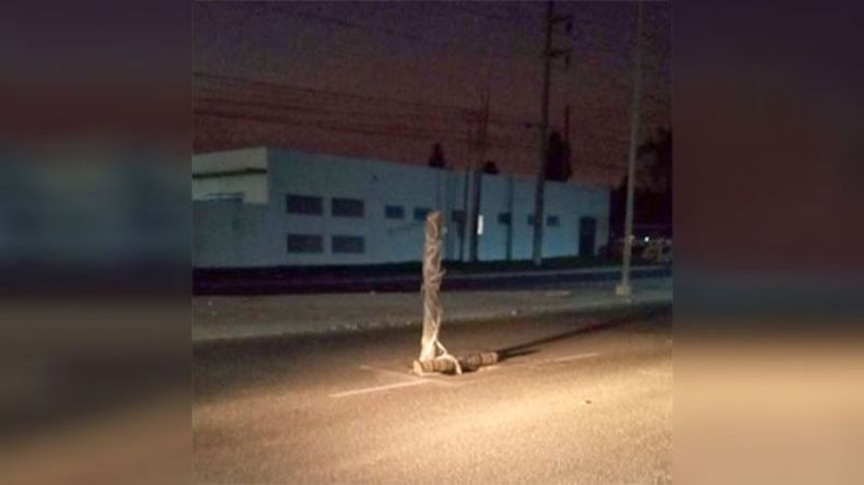 Cuidado, poste en medio de la ruta viniendo de Pilar, en frente de Shap. Soledad..