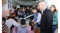 CON LOS CHICOS. Ducoté cortó la cinta junto a funcionarios, docentes y alumnos..
