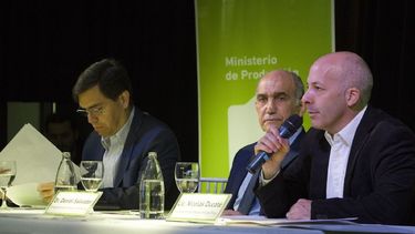 MICRÓFONO. Ducoté junto a Salvador y Tizado, en la apertura del encuentro..