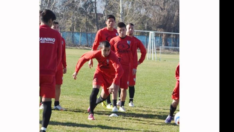 El Pájaro Riquelme, en pleno entrenamiento junto al plantel de Palestino..