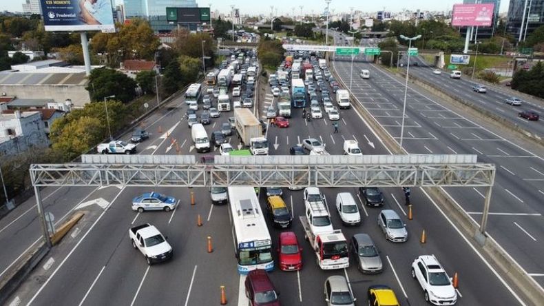 CARRILLES REDUCIDOS. Los controles generaron demoras. Foto: Infobae. .