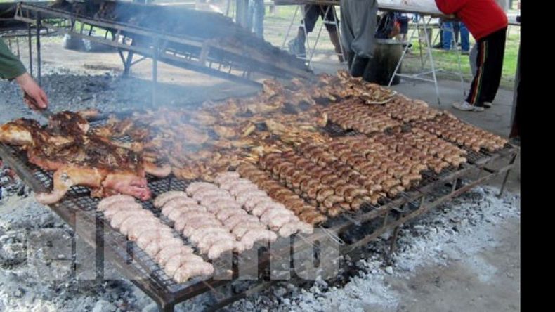 Una de las parrillas. El asado fue para unas 500 personas..