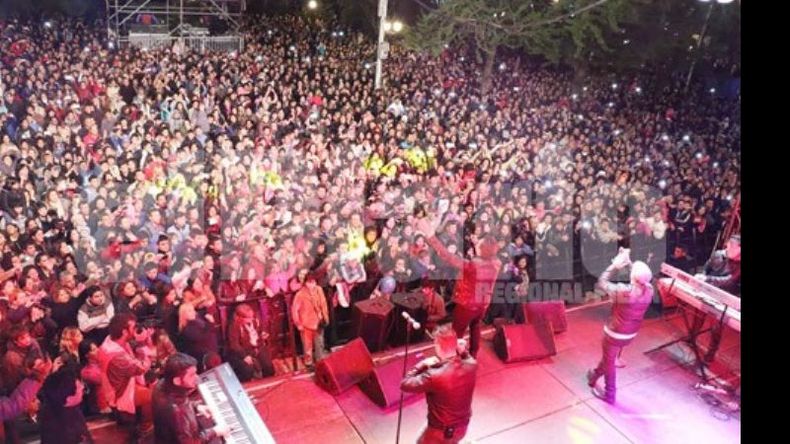 PLAZA REPLETA. Banda XXI hizo mover a los pilarenses el sábado a la noche..