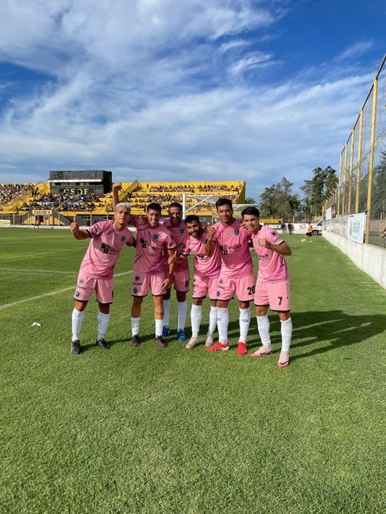 UNA VICTORIA MÁS. Los jugadores de real celebran el tanto de Braian Martin, tras una gran jugada de Iván Smith.