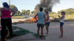 ENOJO. Cansados de no tener respuestas los vecinos cercaron al intendente..