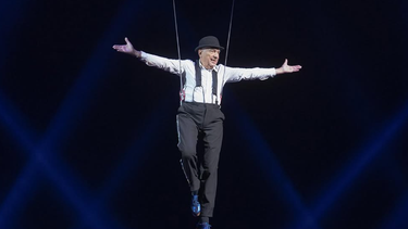 A los 86 años, Cormillot participó del número de acrobacias en el Circo Servian.&nbsp;