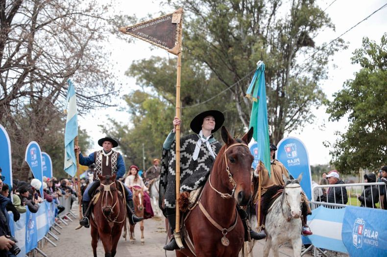 GAUCHOS. Los centros tradicionalistas formaron parte del desfile por las calles de Manzanares.