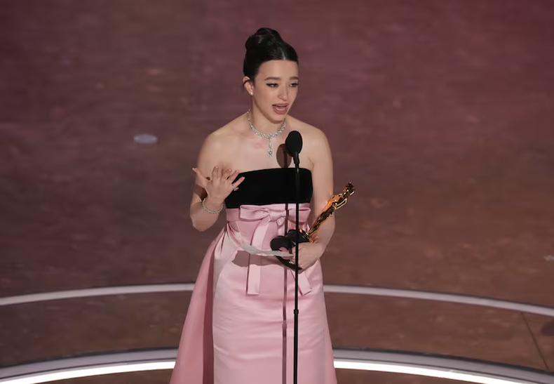 Mikey Madison recibe el premio a la Mejor Actriz. (AP)..png