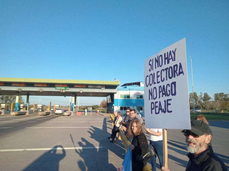 Los vecinos del peaje Larena siguen con su reclamo por las colectoras. En junio hicieron un banderazo.