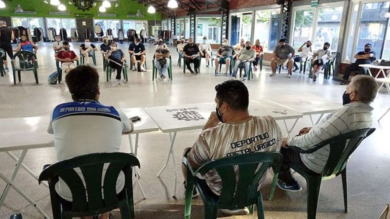 REUNIÓN. Los dirigentes escuchan los detalles de la Copa de Verano. (FOTO: MARIO CACEREZ). .